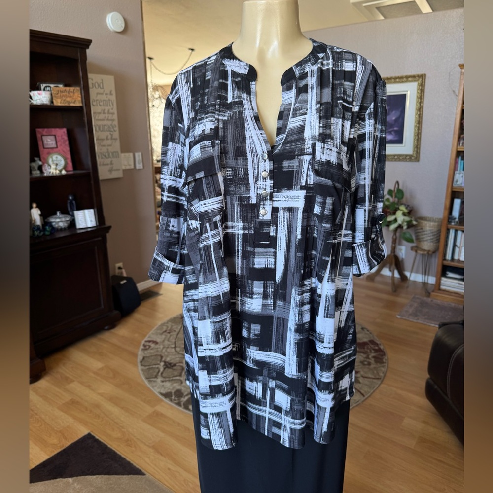 Cocomo black & white 3/4 roll tab sleeves Vneck blouse-size XXL